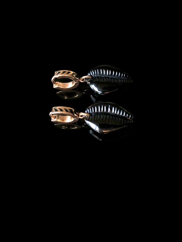 Dezso By Sara Beltran Petite Onyx Cowry Earrings