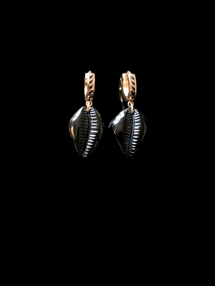 dezso by sara beltran Petite Onyx Cowry Earrings