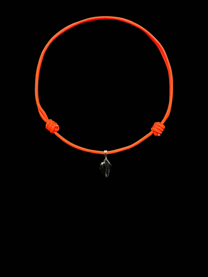 Dezso By Sara Beltran Petite Onyx Carved Cowry Paracord Necklace