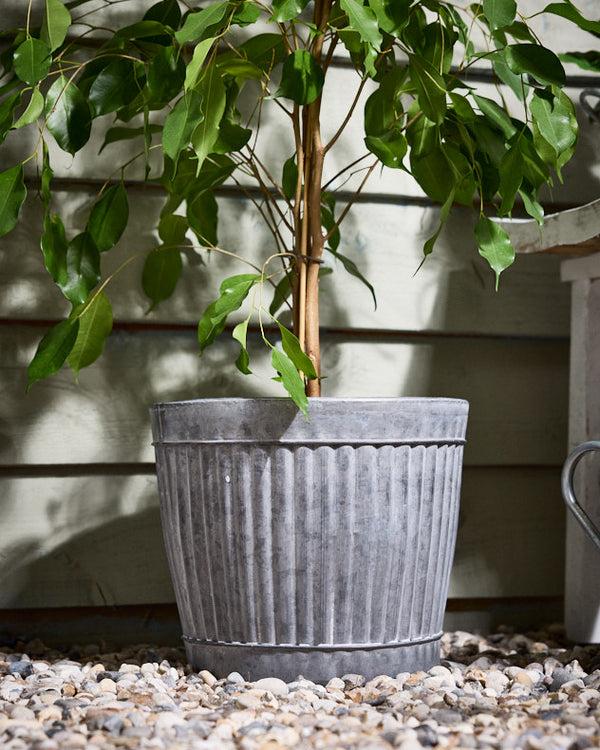 dibor Toma Round Ribbed Metal Planter