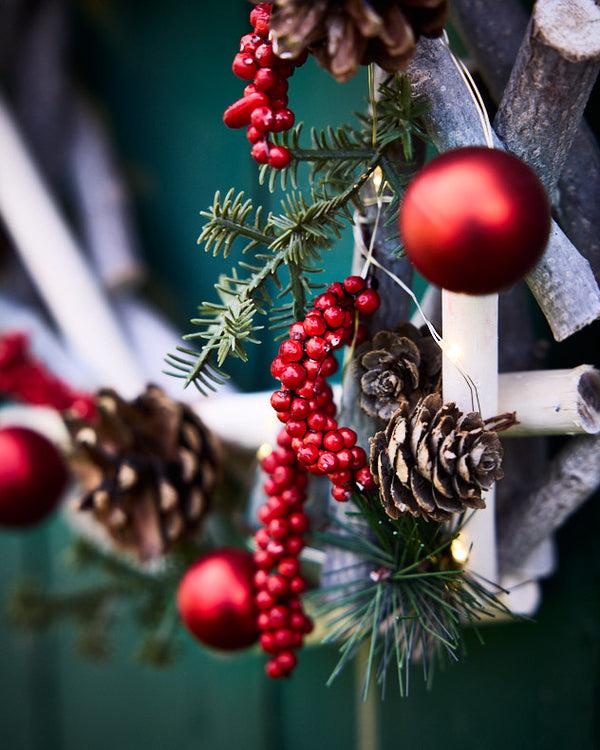 Dibor Woodland Berries Pre-Lit Wreath 30cm
