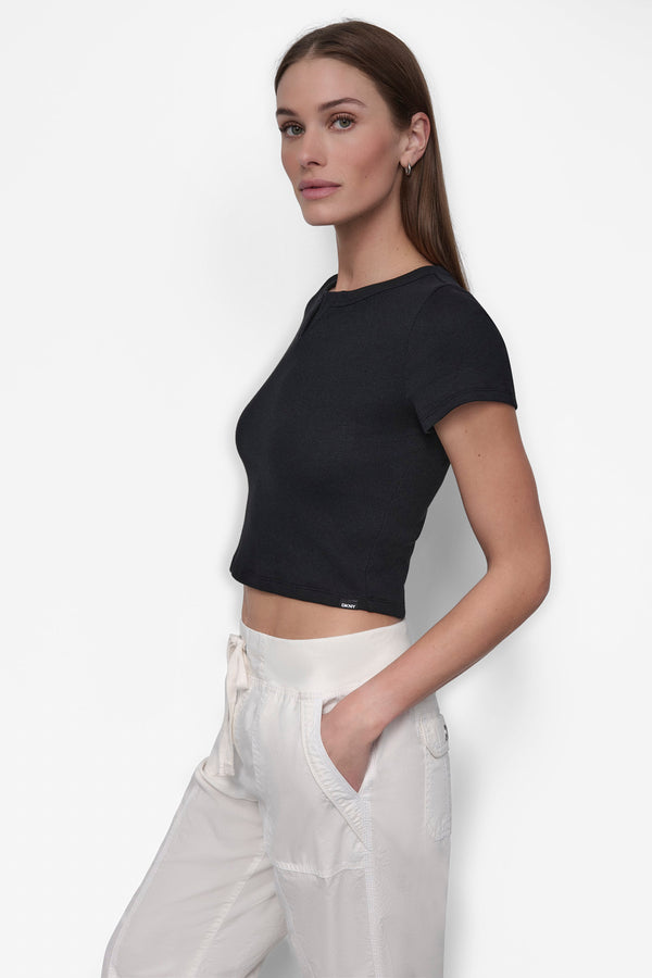 Dkny CROPPED NOTCH NECK PERFORMANCE TEE Black
