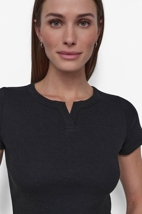 Dkny CROPPED NOTCH NECK PERFORMANCE TEE Black
