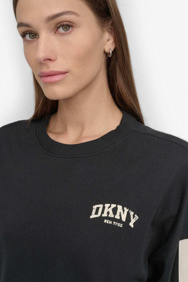 Dkny DISTRESSED VARSITY LOGO TEE WITH TRACK Black