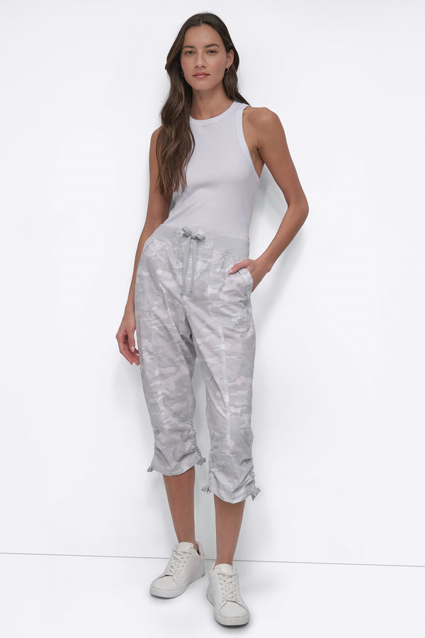 Dkny HIGH-RISE SHIRRED UTILITY CAPRI PANT CAMO VAPOR GREY