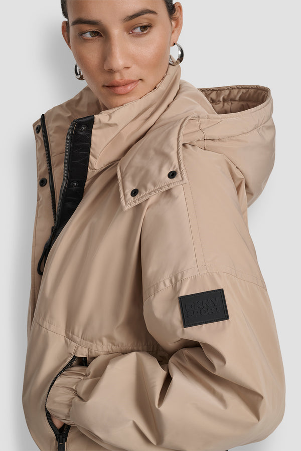 Dkny SHORT LOGO EMBELLISHED HOODED JACKET TRAVERTINE/ AZALEA