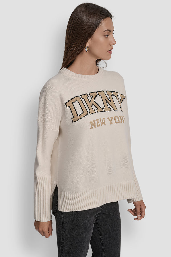 Dkny VARSITY LOGO INTARSIA CREW NECK RELAXED SWEATER EGGNOG/TRAVERTINE/BLACK