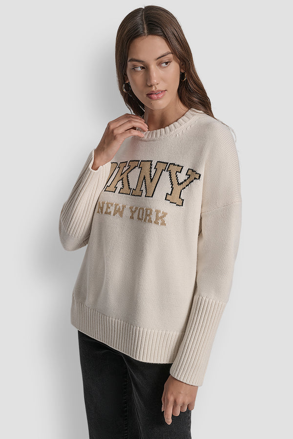 Dkny VARSITY LOGO INTARSIA CREW NECK RELAXED SWEATER EGGNOG/TRAVERTINE/BLACK