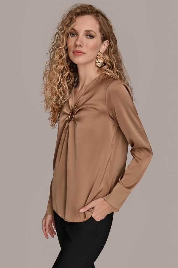 Donna Karan LONG SLEEVE WITH KEYHOLE HARDWARE Fawn