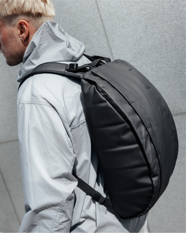 Douchebags Hugger Base Backpack 15L Black Out