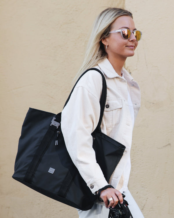 Douchebags Essential 1st Generation Tote 25L Black Out