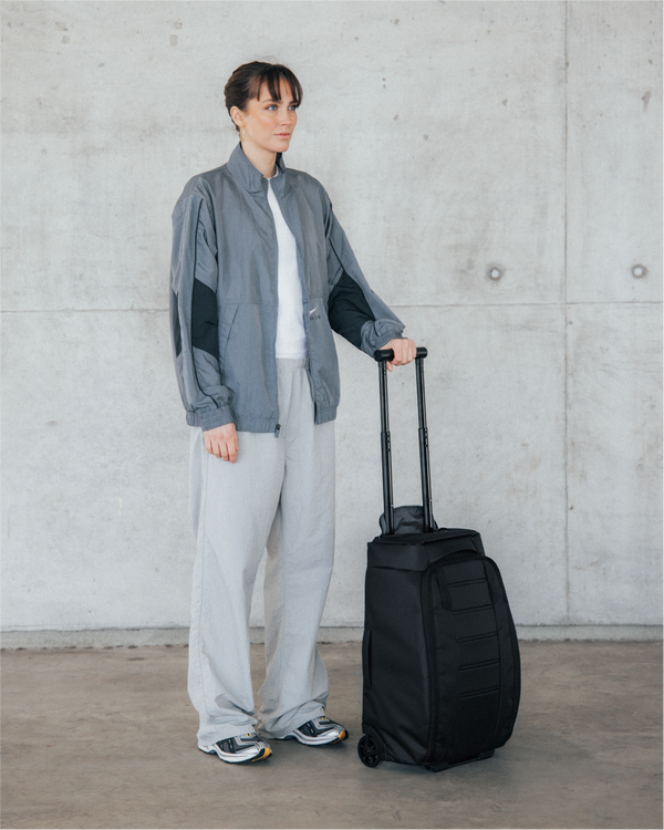 Douchebags Hugger Roller Bag Carry-on 40L Black Out