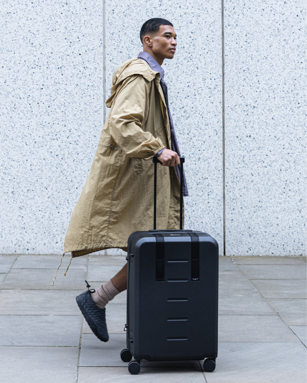 Douchebags Ramverk Check-in Luggage Medium Black Out