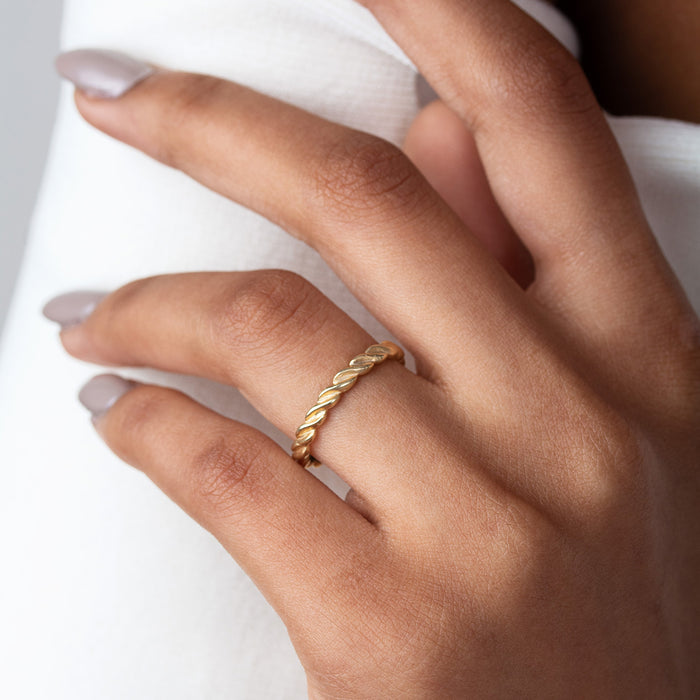 Dower & Hall 14k Gold Twist Narrative Ring