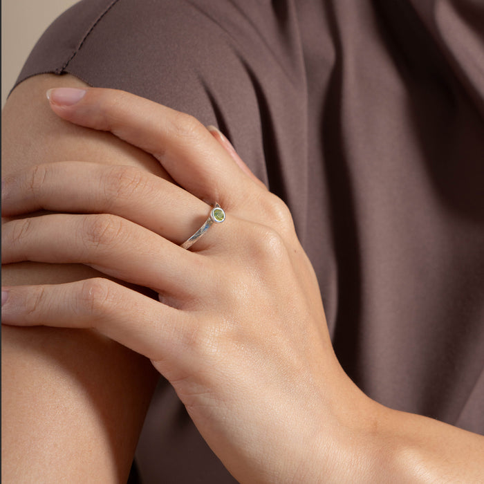 Dower & Hall 4mm Peridot Hammered Twinkle Ring