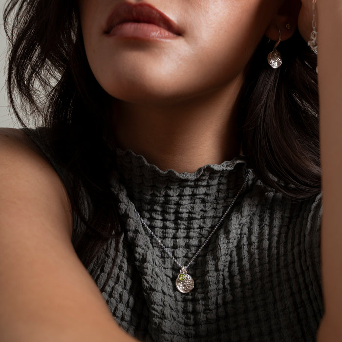 Dower & Hall Hammered Disc & 5mm Peridot Array Pendant