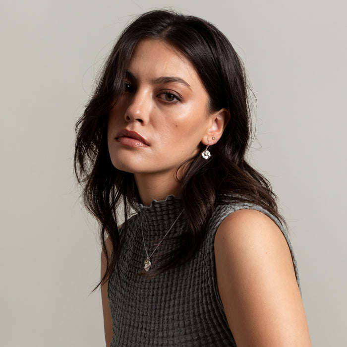 Dower & Hall Hammered Disc & Peridot Array Drop Earrings