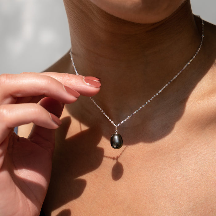 Dower & Hall Timeless Adjustable 10mm Oval Peacock Freshwater Pearl Pendant