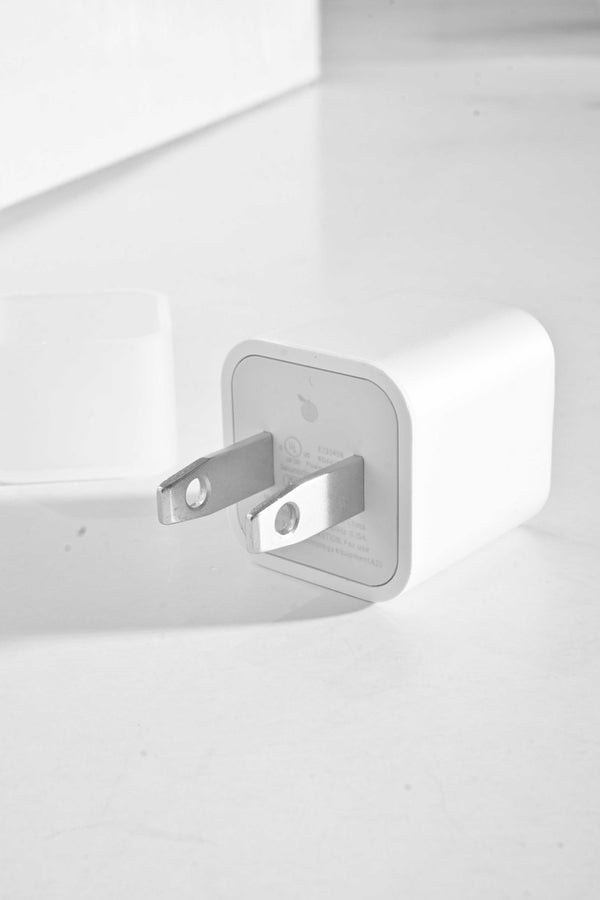 Elo Pierrot Micro Power Adapter White