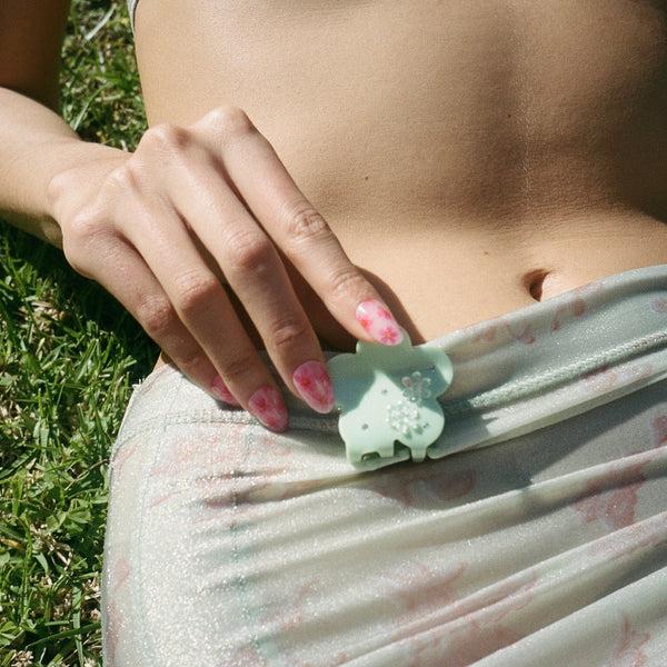 Emi Jay Works Well With Midi Blossom Clip