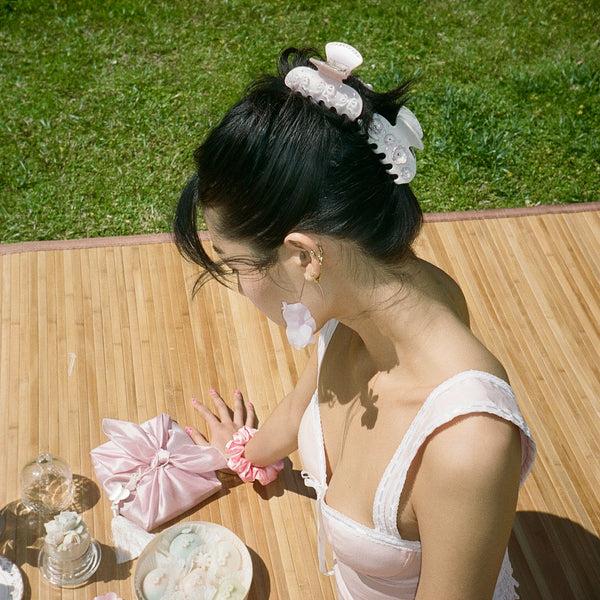 Emi Jay Works Well With Sweetheart Clip