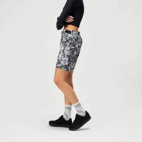 Endura Women's SulTrac Adv 8" Shorts - Dispersed Floral