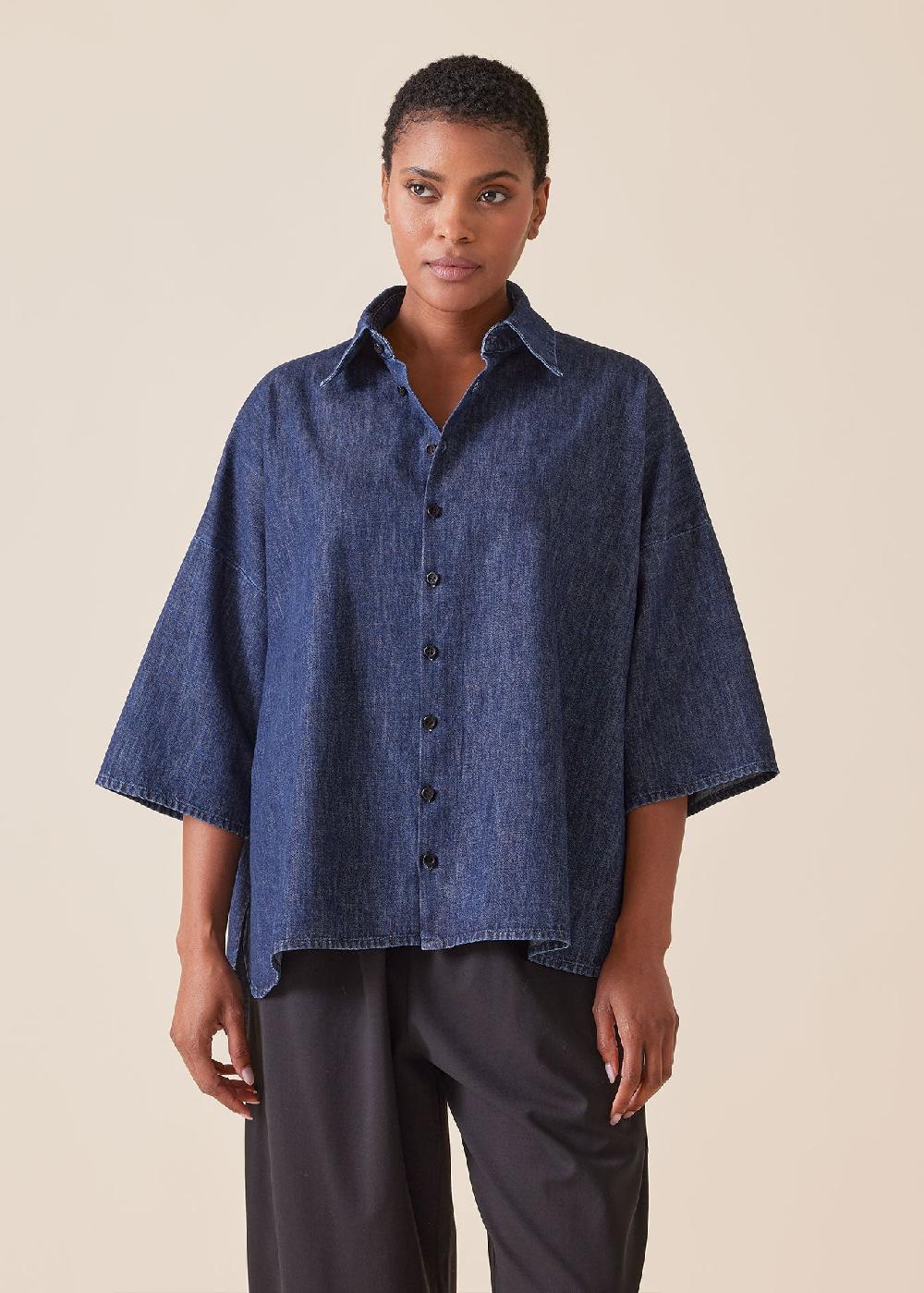 eskandar cotton denim sloped shoulder wide a-line short sleeve shirt with collar - mid