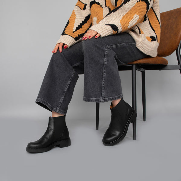 Esska Bora Vegan Black Flat Boot