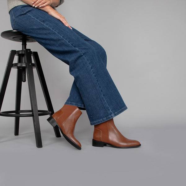 esska Dawn Cognac Flat Boot