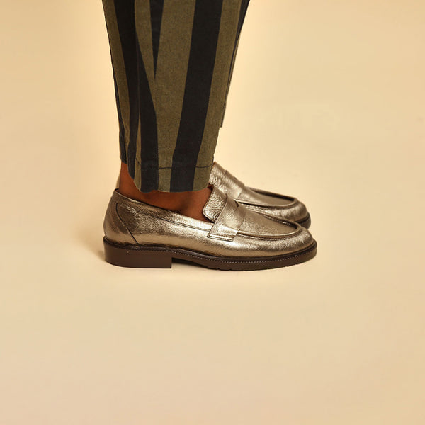 Esska Kath Metallic Smoke Penny Loafer