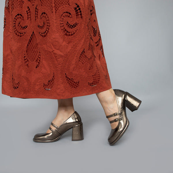 esska Maya Metallic Mid Heel Shoe