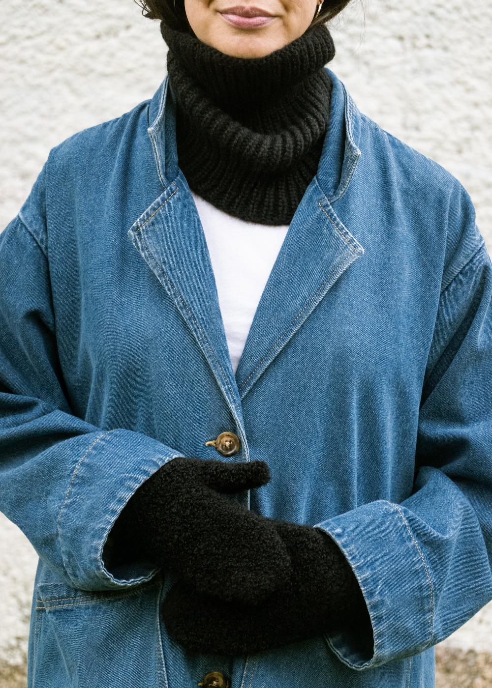 estella Alicia Alpaca Snood Scarf in Black