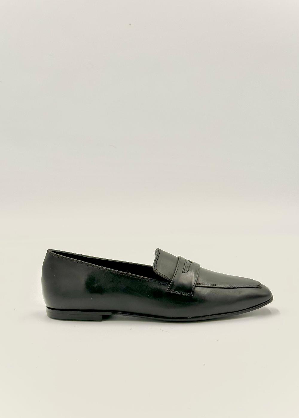 Estella Kate Penny Loafer In Black Leather