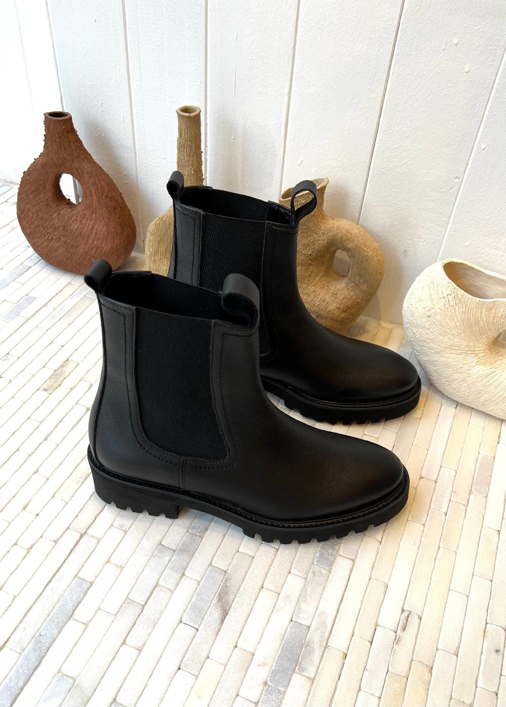 Estella Marta Chelsea Boot In Black Leather