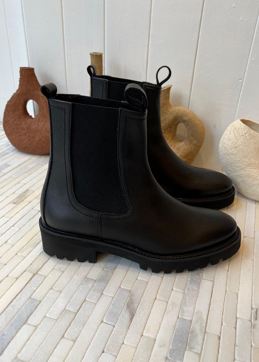 Estella Marta Chelsea Boot In Black Leather