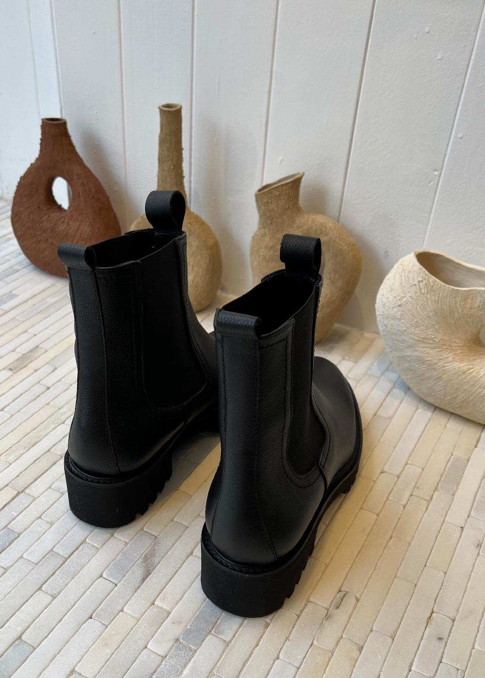 Estella Marta Chelsea Boot In Black Leather