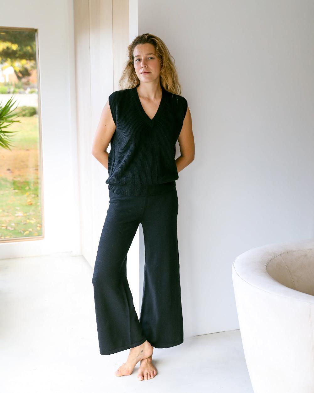 Estella Valetta Sweater Scarf In Black Cashmere