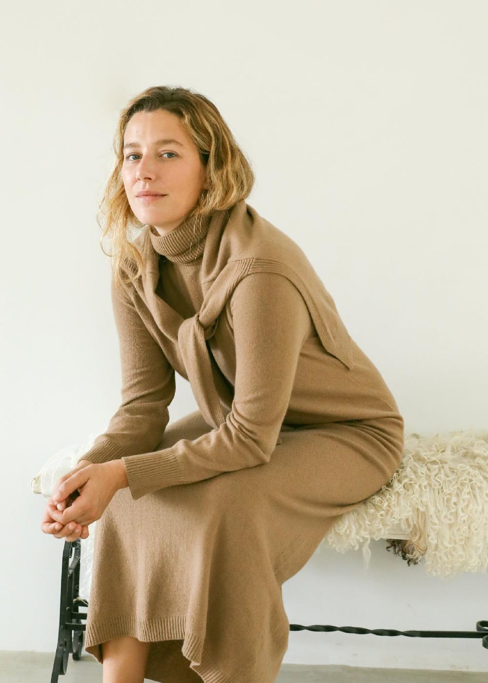 Estella Valetta Sweater Scarf In Camel Cashmere