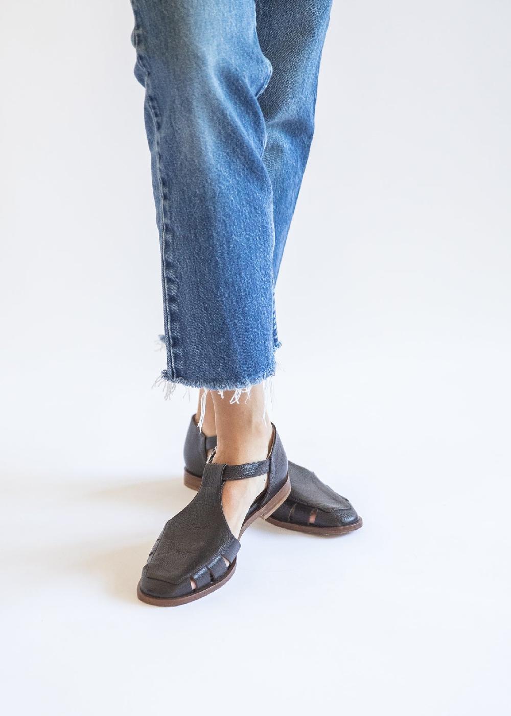 Estella Leelee Fisherman Sandal In Espresso Brown Pebbled Leather