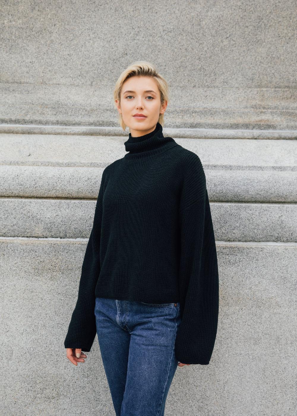 estella Neve Cropped Turtleneck in Black Cotton Cashmere