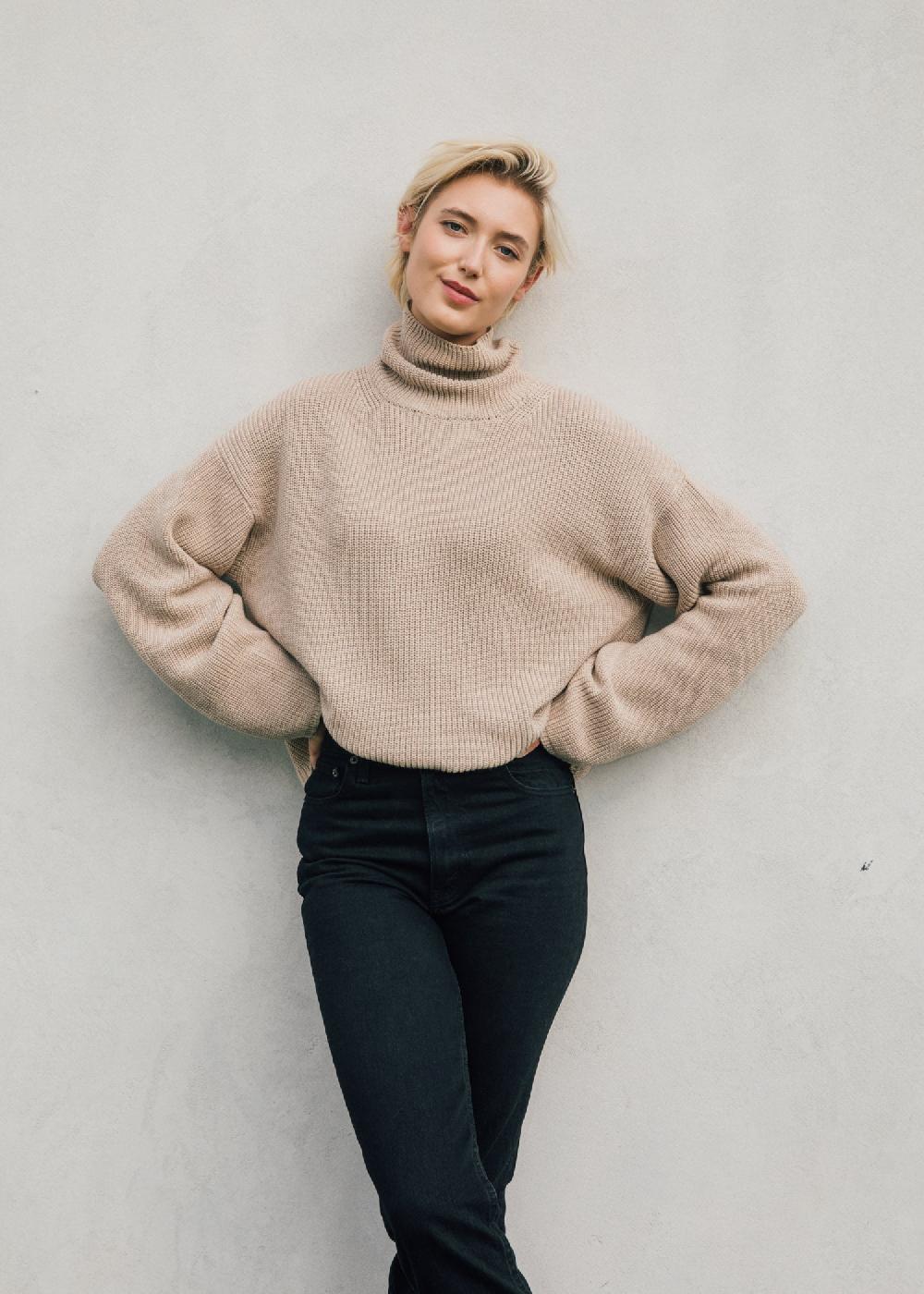 Estella Neve Cropped Turtleneck In Oat Cotton Cashmere