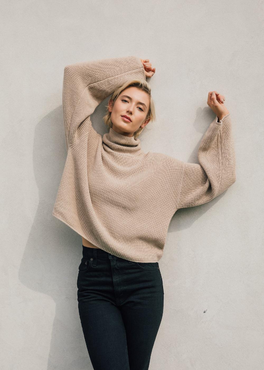 Estella Neve Cropped Turtleneck In Oat Cotton Cashmere