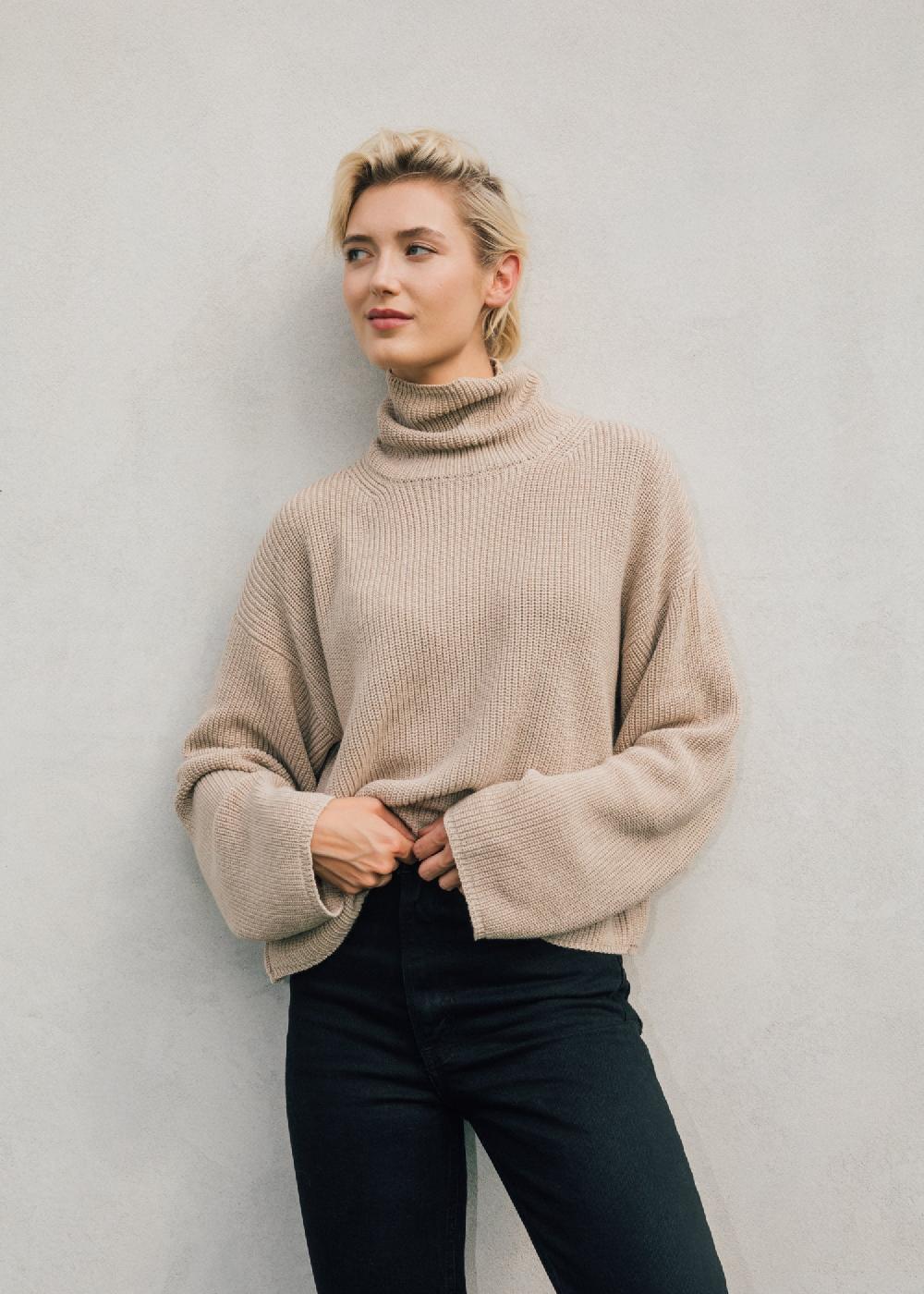 Estella Neve Cropped Turtleneck In Oat Cotton Cashmere