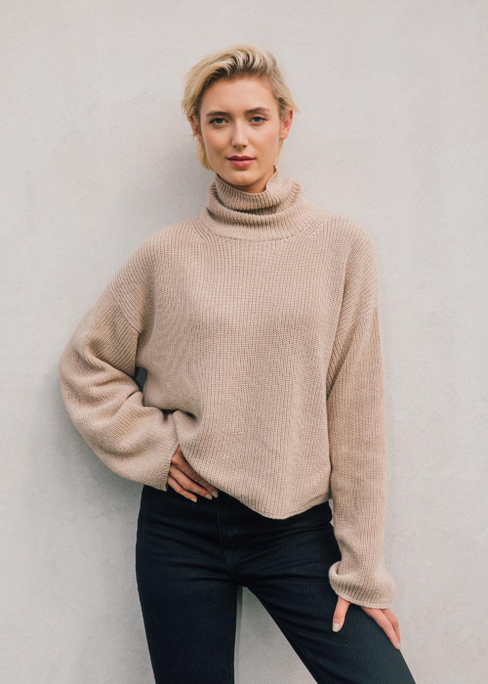 estella Neve Cropped Turtleneck in Oat Cotton Cashmere