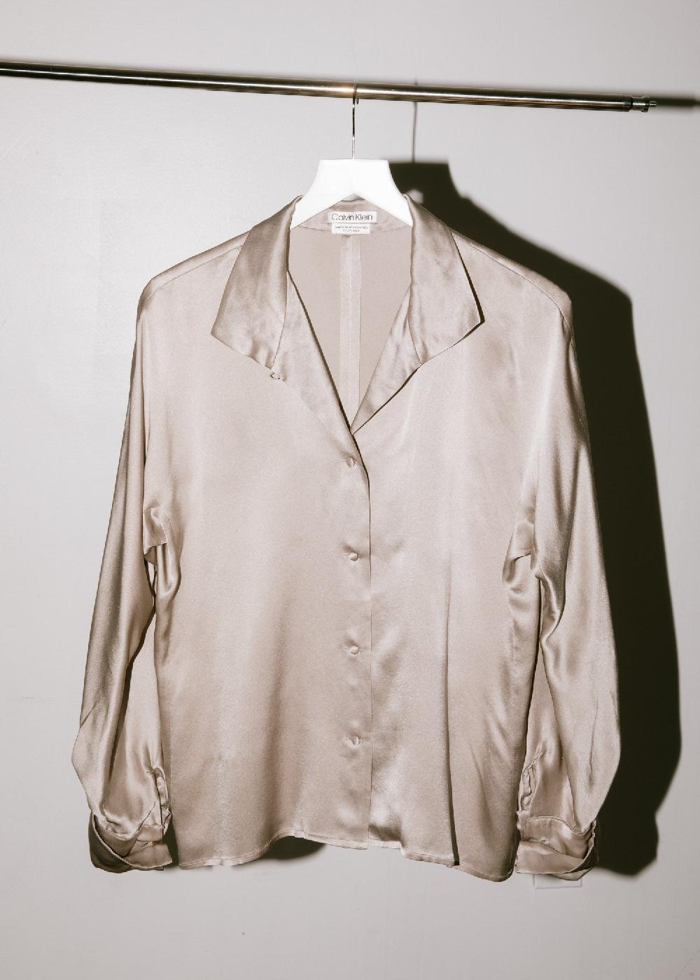 Estella Vintage 1980s Calvin Klein Dolman Sleeve Silk Blouse In Silver Taupe