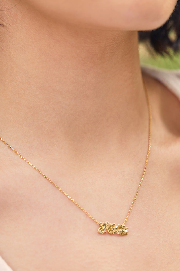 Estella Bartlett Trio Daisy Necklace Gold Plated Packaging Message: YOU'RE BLOOMIN' PERFECT