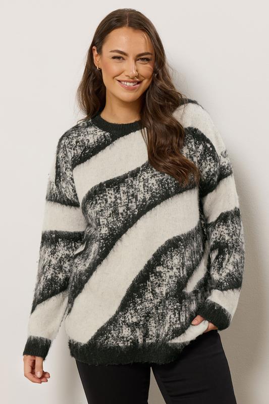 Evans EVANS Curve Black Animal Print Fluffy Knitted Jumper