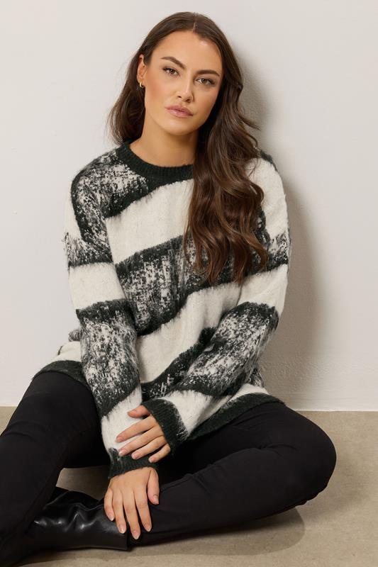 evans EVANS Curve Black Animal Print Fluffy Knitted Jumper