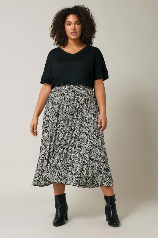 Evans EVANS Curve Black & White Spot Print Pleated Skirt