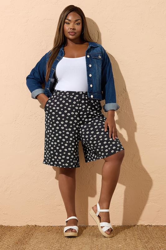 Evans YOURS Curve Black Daisy Print Jersey Shorts